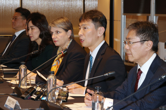 이복현(오른쪽 두번째) 금융감독원장이 21일 서울 영등포구 페어몬트앰배서더호텔에서 열린 외국계 금융회사 CEO 간담회에서 발언하고 있다.  연합뉴스